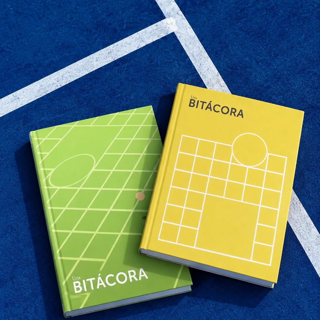 Dos bitácoras sobre una cancha azul